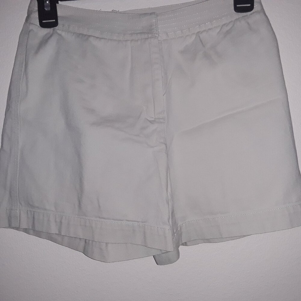 Petite Sosphisticate ladies size 2 light khaki short shorts, zipper/clasp fly